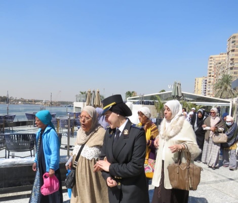 الداخلية توزع عبوات غذائية على المرأة المعيلة بمناسبة عيد المرأة
