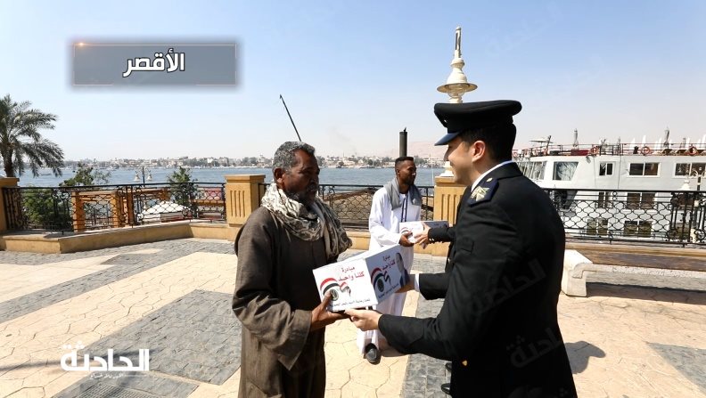 الداخلية توزع المواد الغذائية