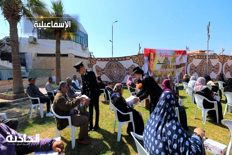 الداخلية توزع المواد الغذائية