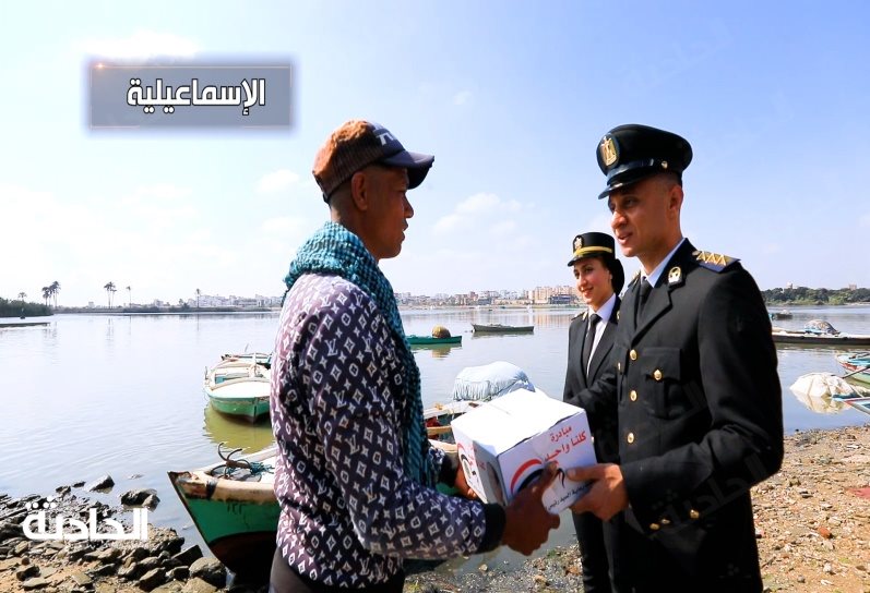 الداخلية توزع المواد الغذائية