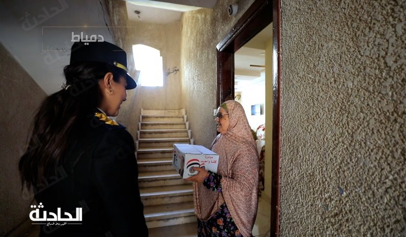 الداخلية توزع المواد الغذائية