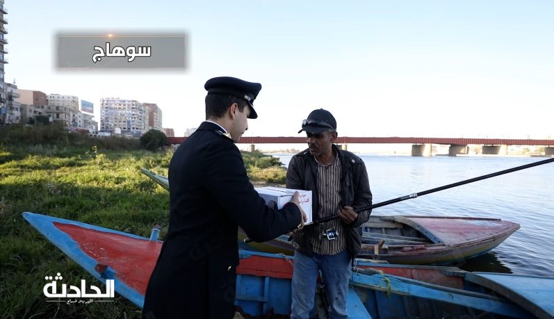 الداخلية توزع المواد الغذائية