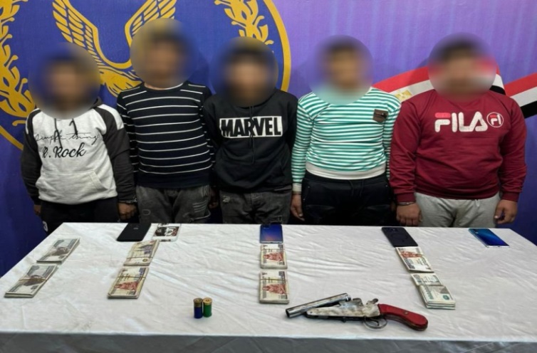 القبض على 5 أشخاص سرقوا أموالا من داخل شركة سيارات بالساحل