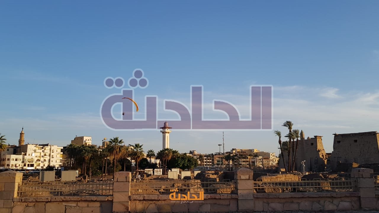 الباراموتور يزين سماء الأقصر