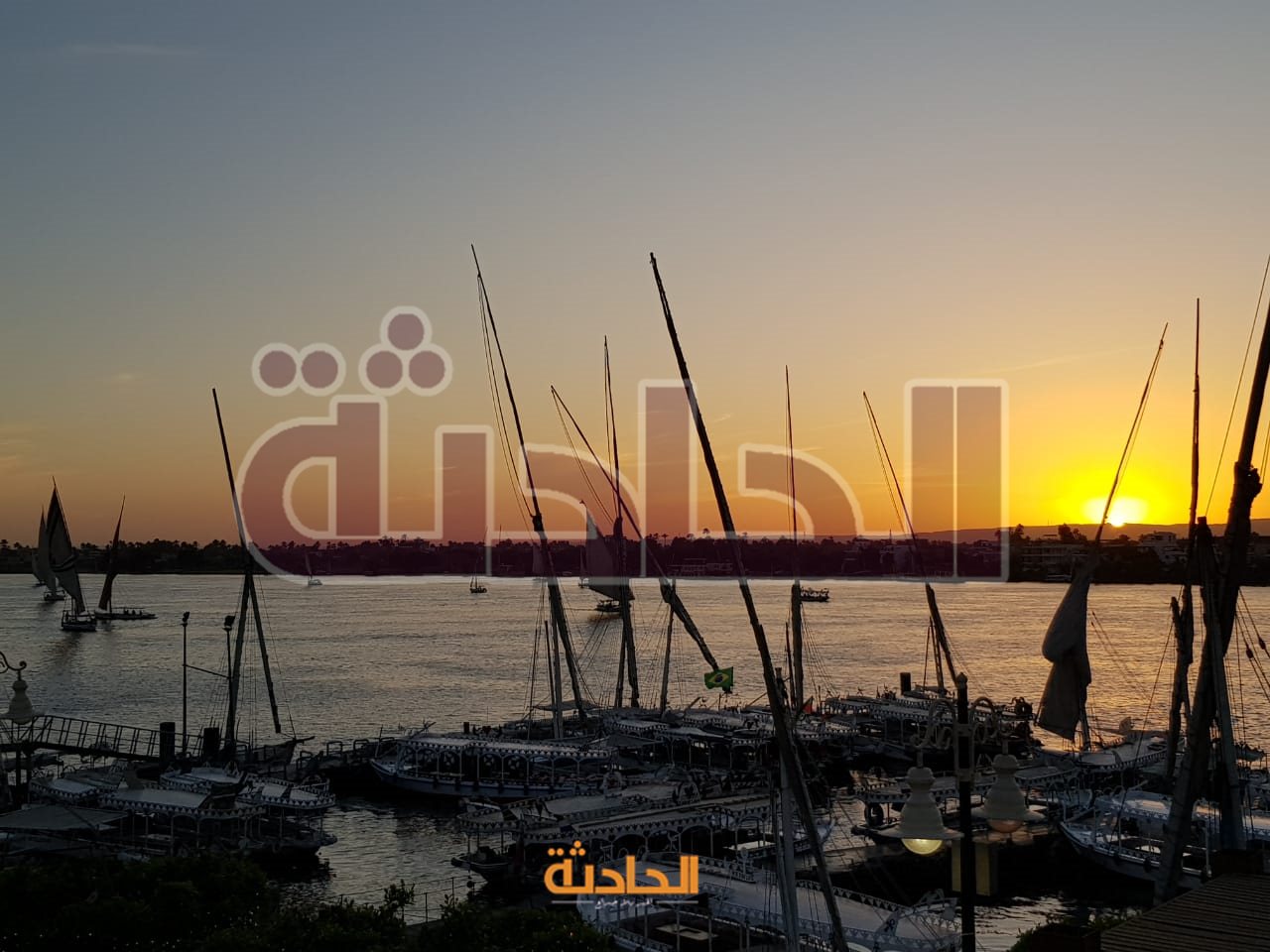 الباراموتور يزين سماء الأقصر