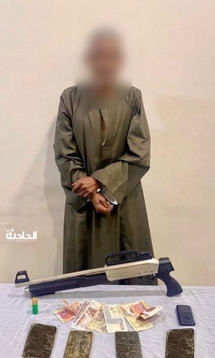 سقوط 5 عاطلين بحوزتهم مخدرات وأسلحة نارية