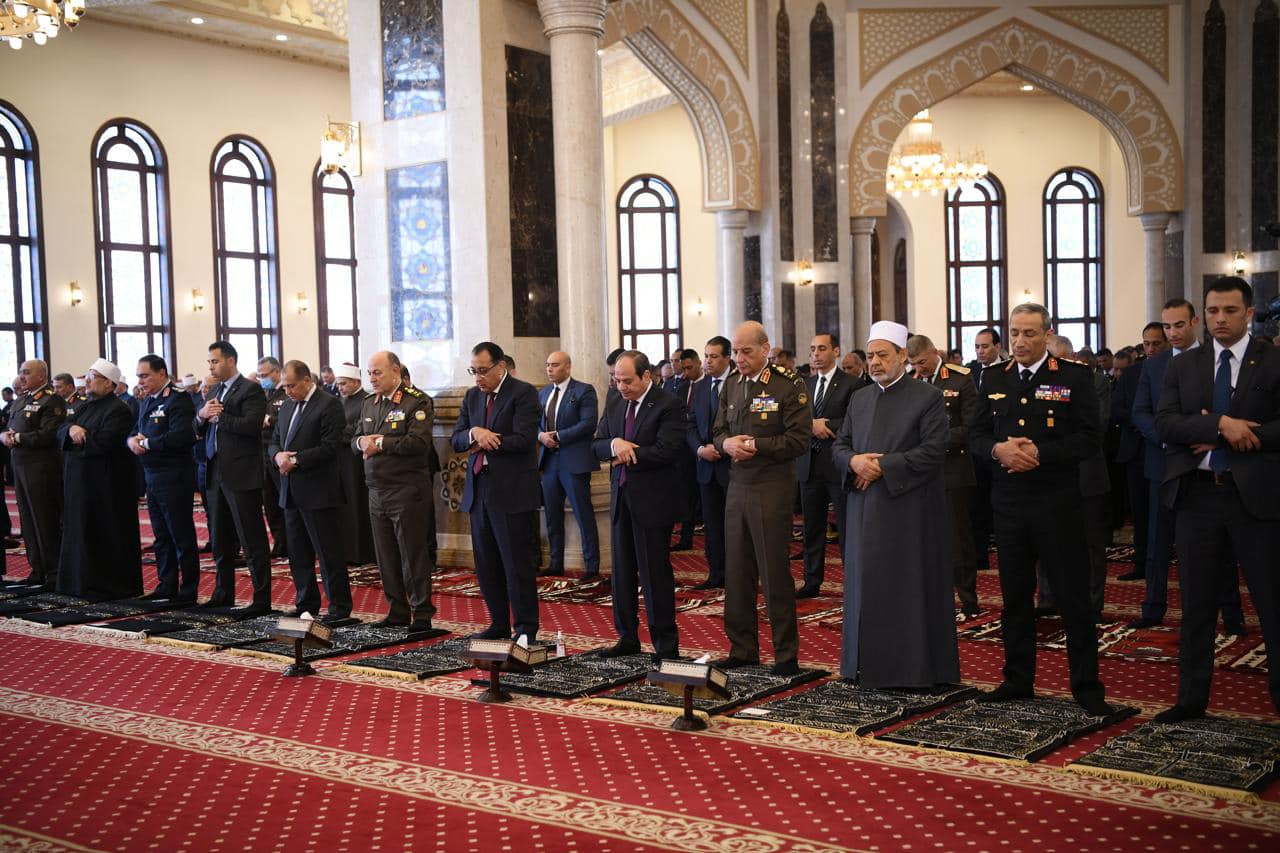 الرئيس السيسي يؤدي صلاة الجمعة