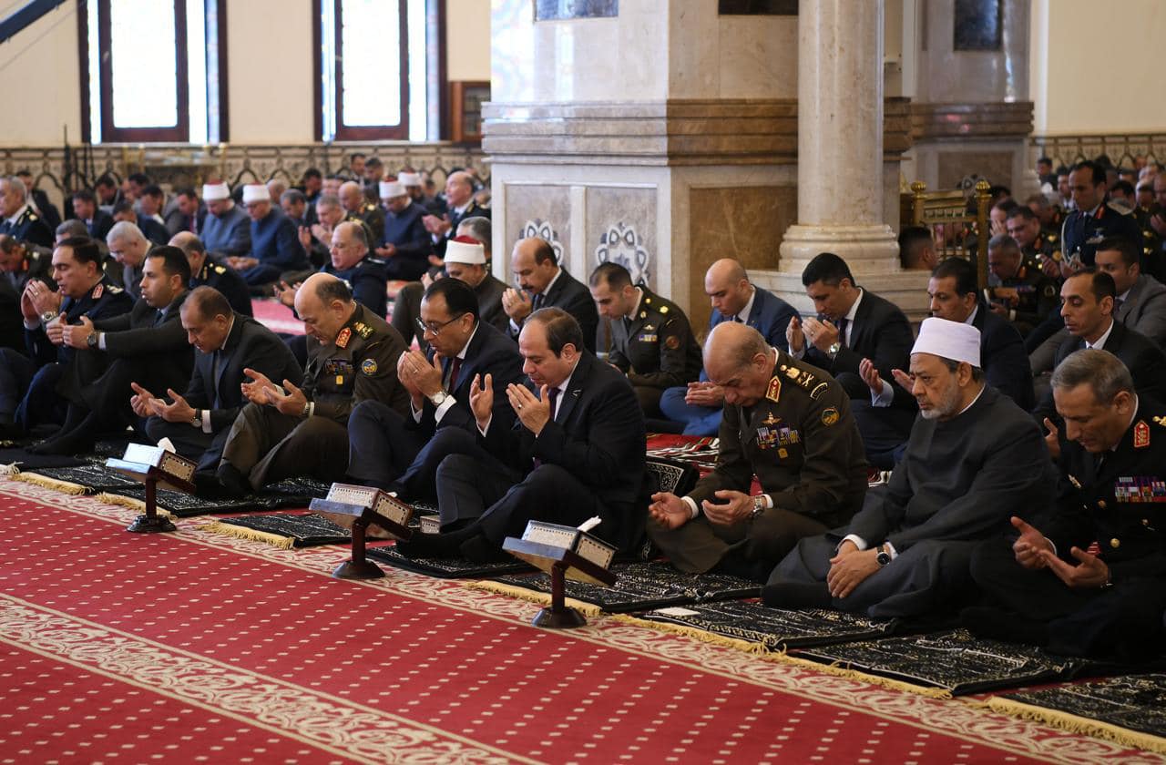 الرئيس السيسي يؤدي صلاة الجمعة