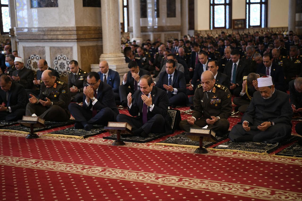 الرئيس السيسي يؤدي صلاة الجمعة