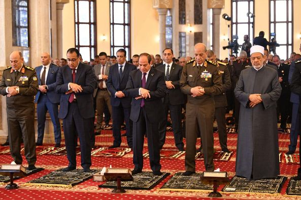 الرئيس السيسي يؤدي صلاة الجمعة