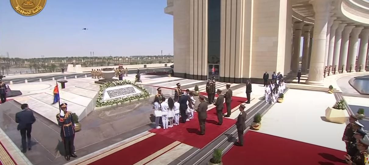 الرئيس السيسي يضع إكليلًا من الزهور على النصب التذكاري في ساحة الشعب بالعاصمة الإدارية