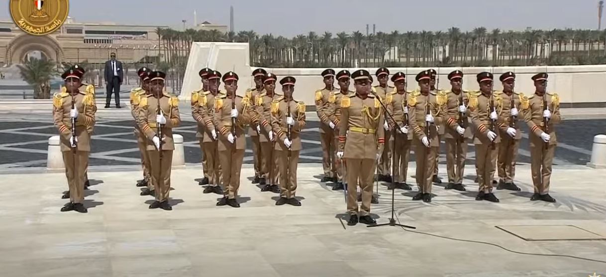 الرئيس السيسي يضع إكليلًا من الزهور على النصب التذكاري في ساحة الشعب بالعاصمة الإدارية