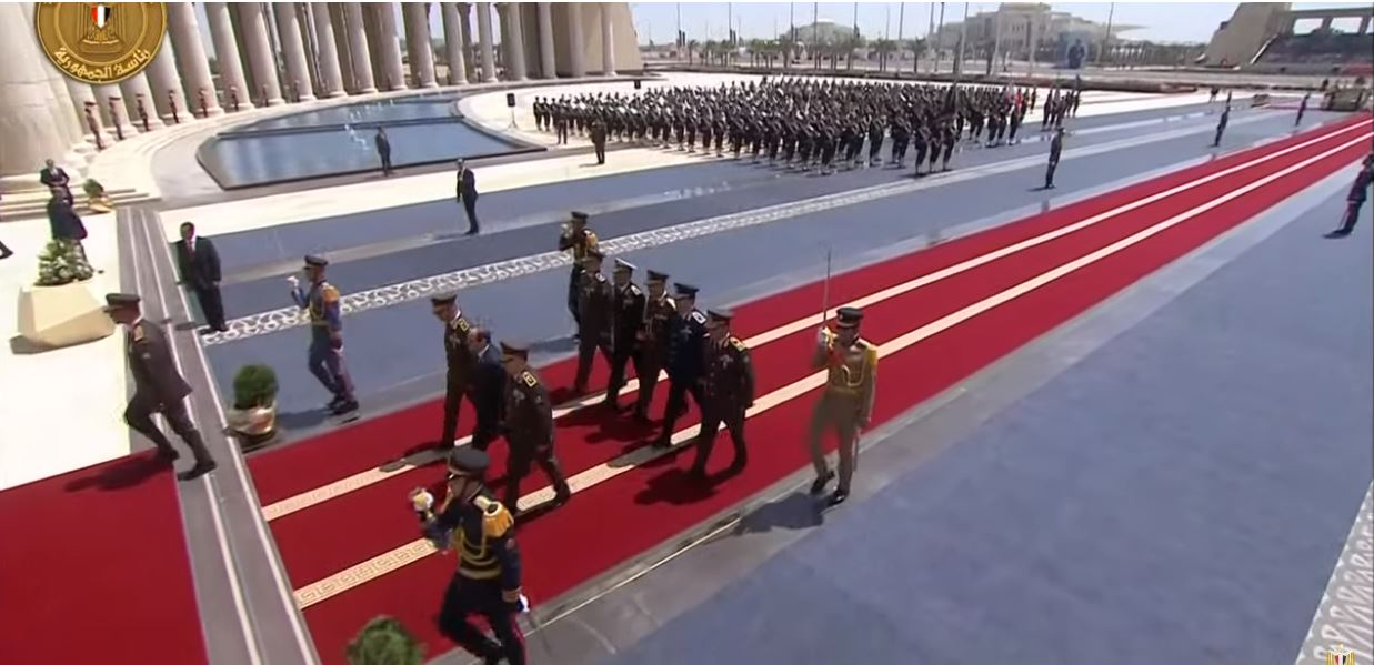 الرئيس السيسي يضع إكليلًا من الزهور على النصب التذكاري في ساحة الشعب بالعاصمة الإدارية