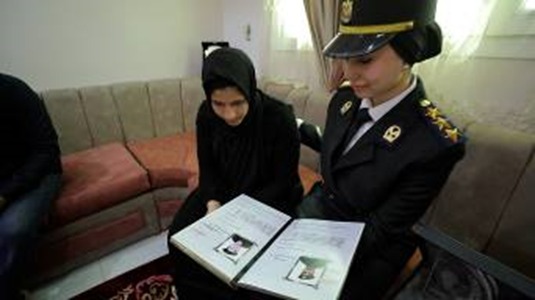 الداخلية توزع هدايا على أسر الشهداء في أول أيام العيد
