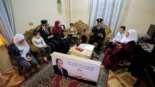 الداخلية توزع هدايا على أسر الشهداء في أول أيام العيد