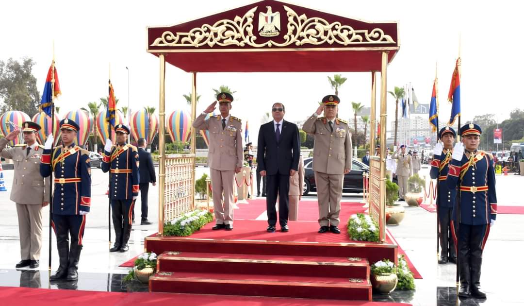 الرئيس السيسي يضع إكليل زهور على النصب التذكاري للجندي المجهول بمناسبة عيد تحرير سيناء