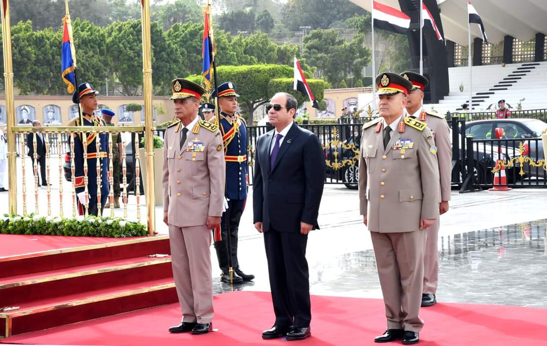 الرئيس السيسي يضع إكليل زهور على النصب التذكاري للجندي المجهول بمناسبة عيد تحرير سيناء