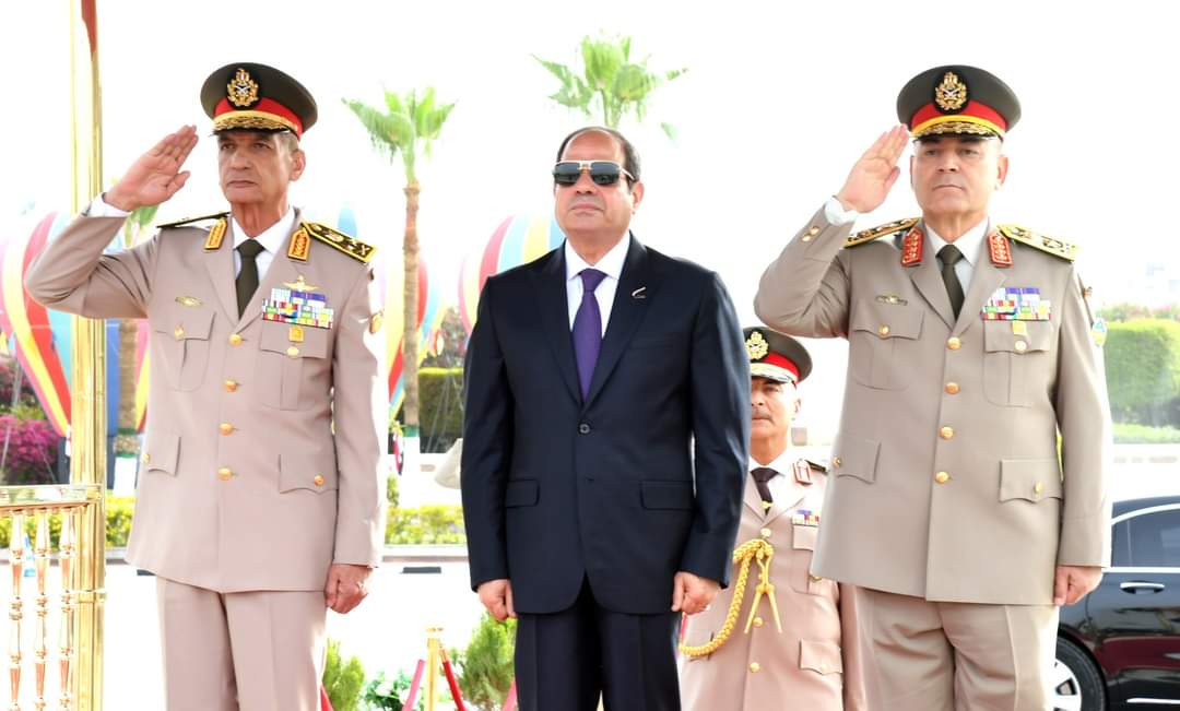 الرئيس السيسي يضع إكليل زهور على النصب التذكاري للجندي المجهول بمناسبة عيد تحرير سيناء