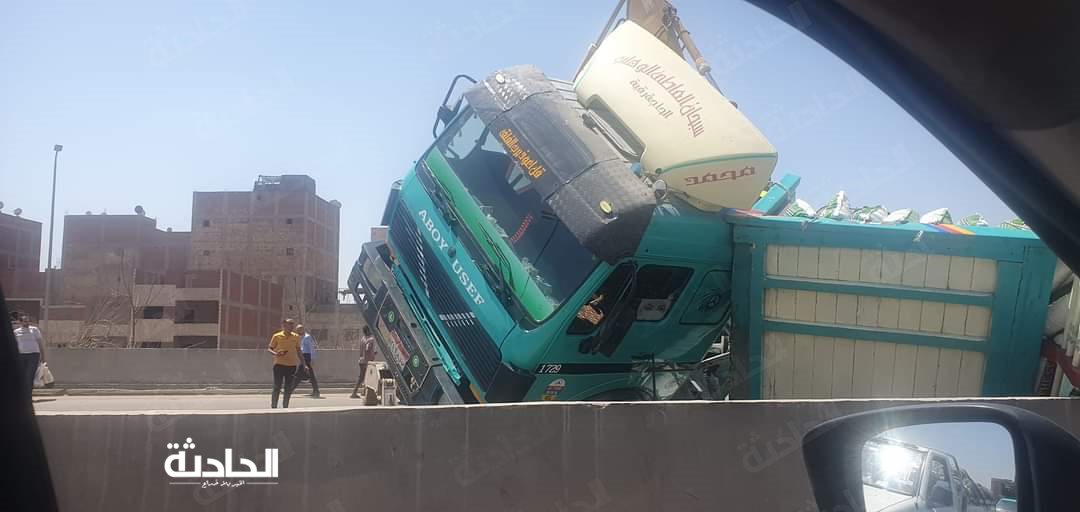 انقلاب سيارة نقل مقطورة محملة بمواد غذائية أعلي دائري ميدان لبنان