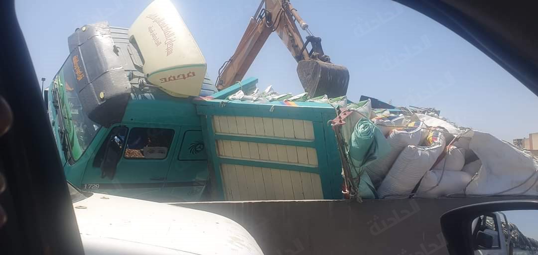 انقلاب سيارة نقل مقطورة محملة بمواد غذائية أعلي دائري ميدان لبنان
