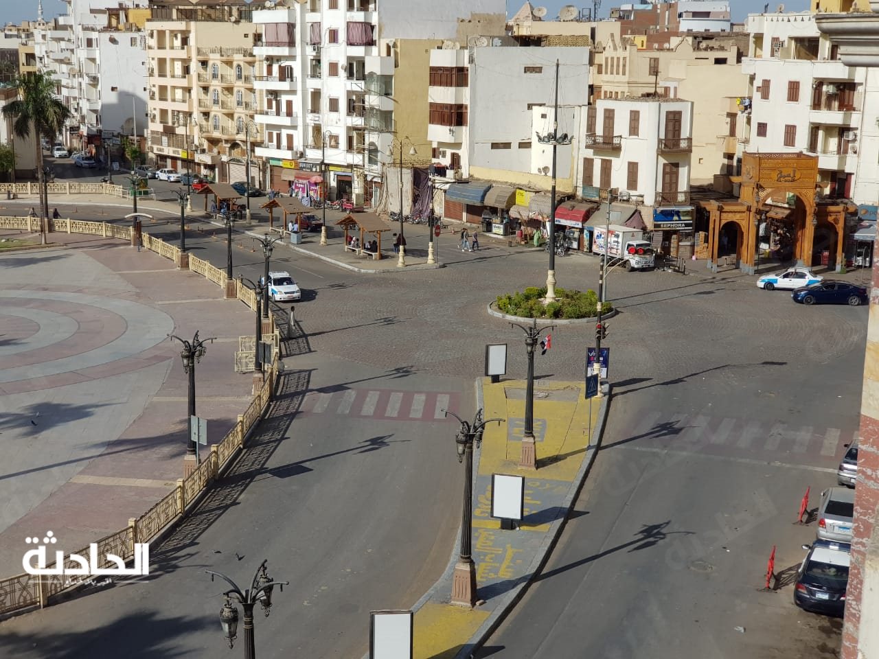 السائحون يستمتعون بأجواء الربيع في الأقصر