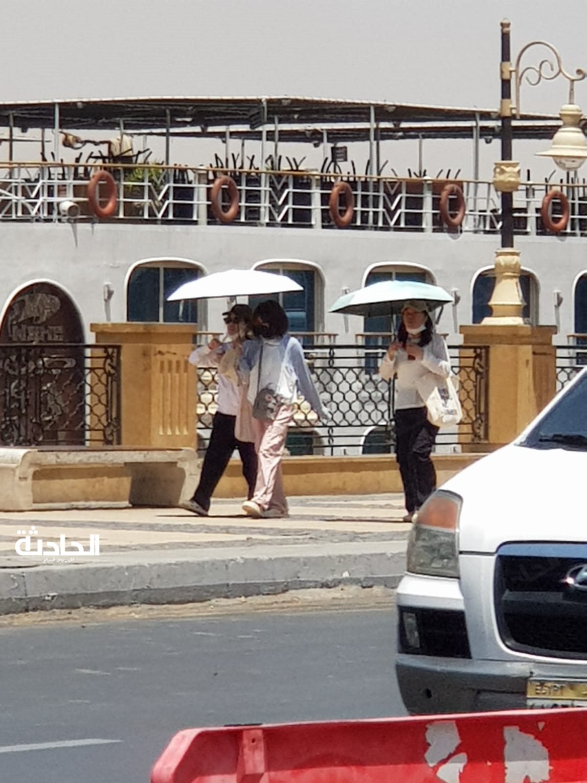 السائحون يستمتعون بأجواء الربيع في الأقصر