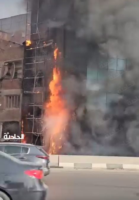 حريق هائل يلتهم عقار من 5 طوابق بالطريق الدائري