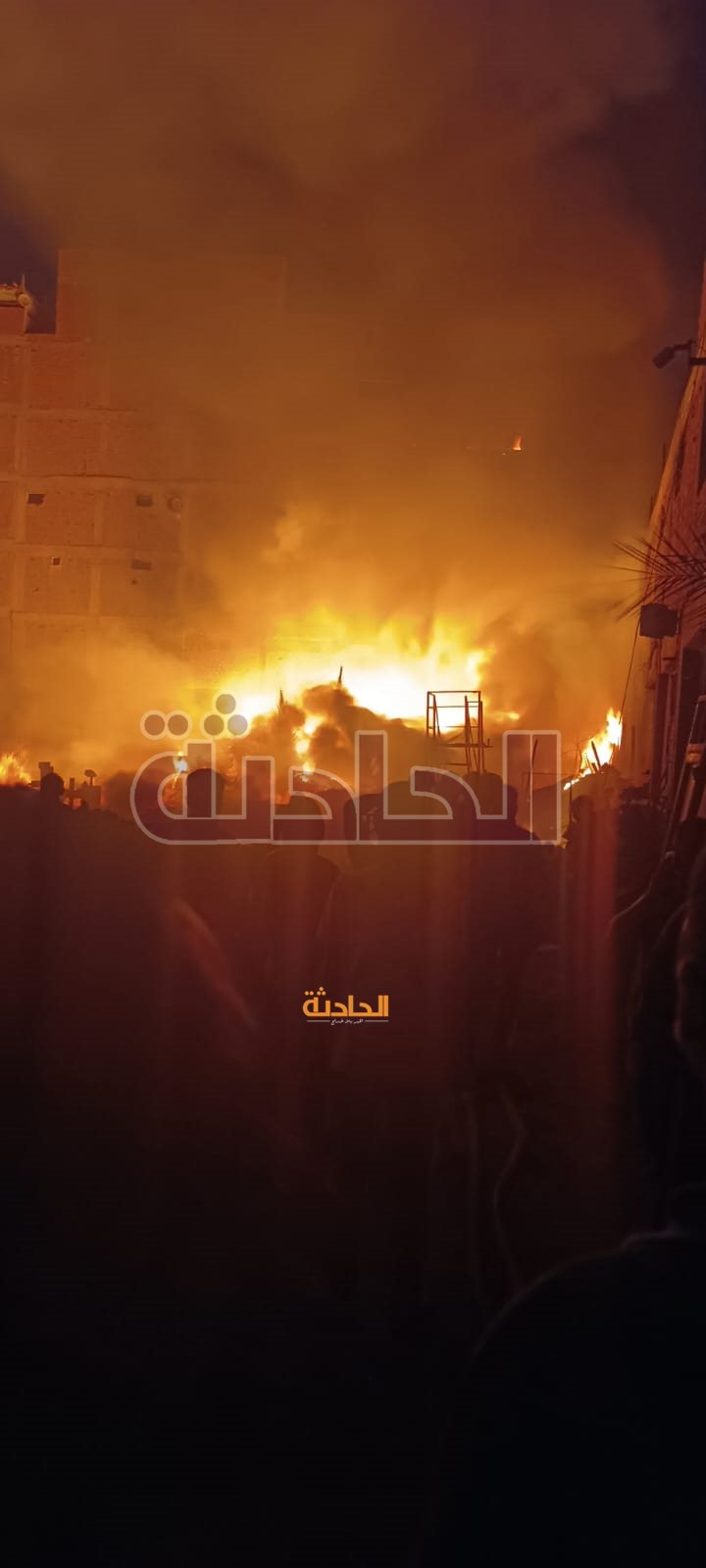 حريق بمخزن خردة وامتد لعقارين في منطقة إمبابة دون إصابات