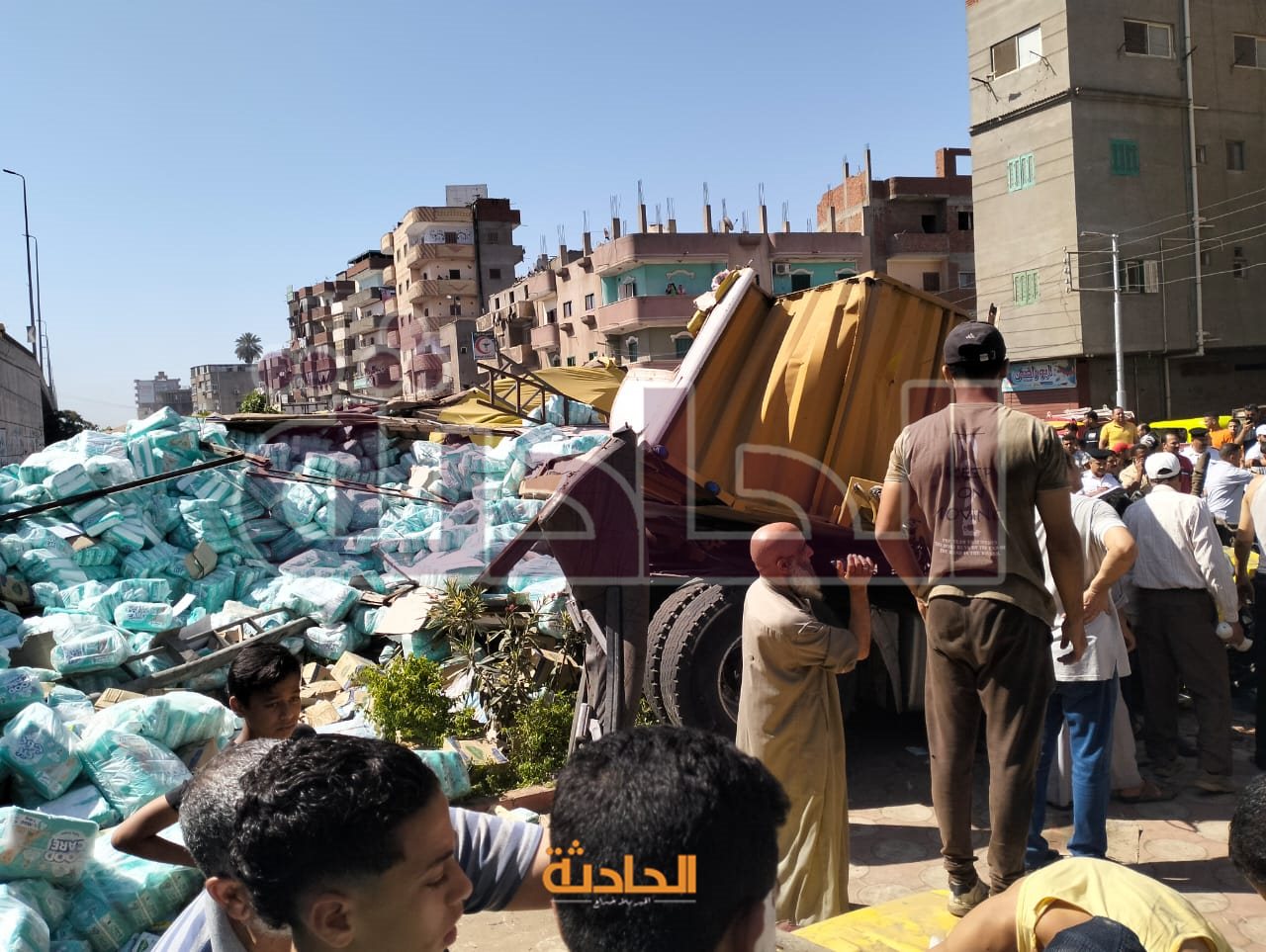حادث سقوط سيارة نقل من أعلى كوبري إيتاي البارود