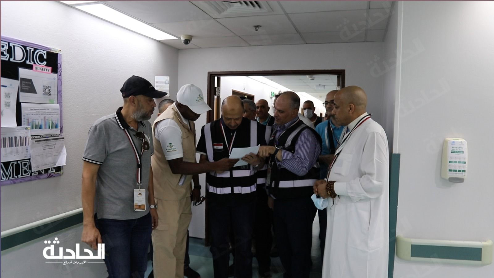 رئيس بعثة الحج الرسمية يتفقد الحالة الصحية للحجاج المحجوزين بالسعودية