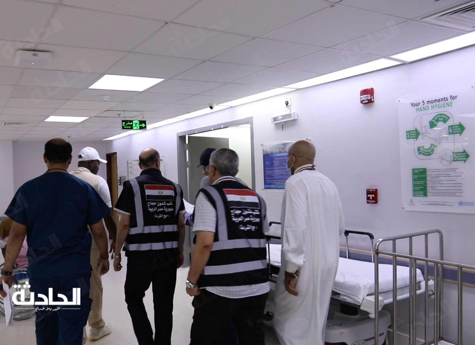 رئيس بعثة الحج الرسمية يتفقد الحالة الصحية للحجاج المحجوزين بالسعودية