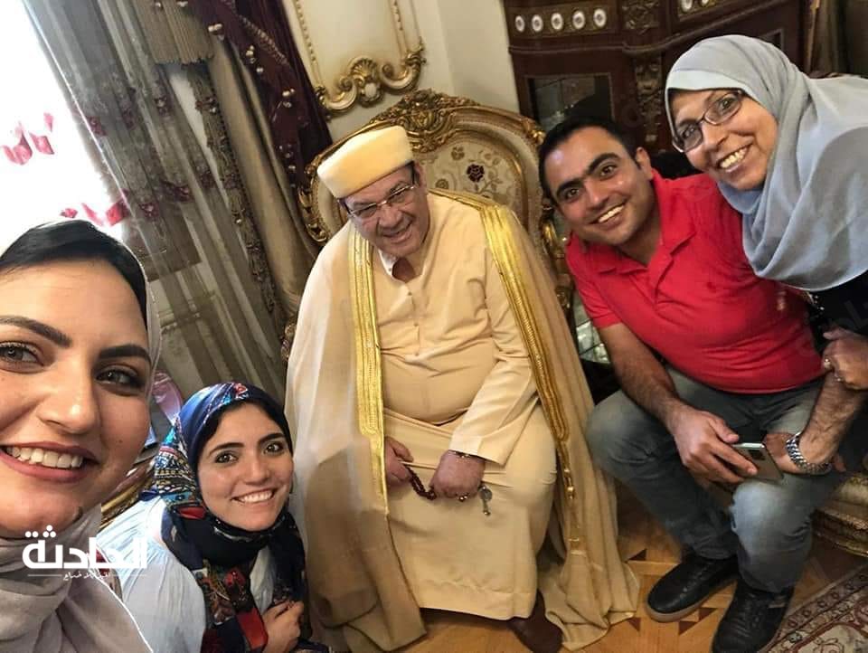 حسن راتب وسط أسرته