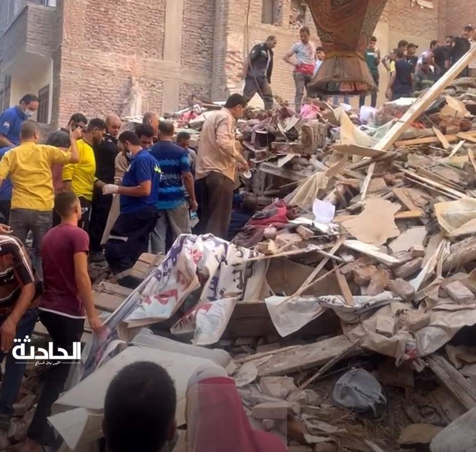 مصرع 3 أشخاص وإصابة 8آخرين في انهيار عقار بأسيوط