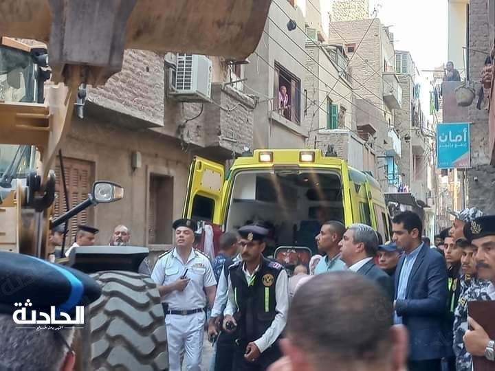 جهود البحث عن مفقودين اسفل أنقاض عقار أسيوط المنهار