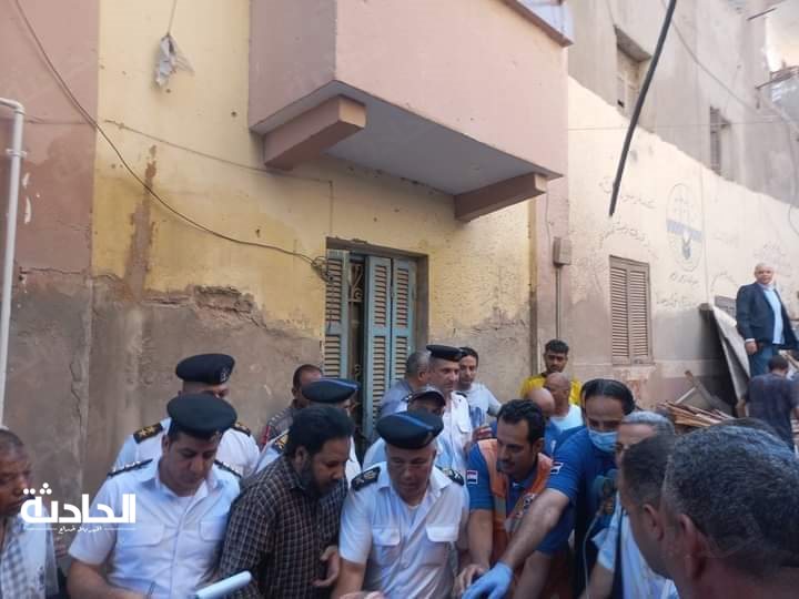 جهود البحث عن مفقودين اسفل أنقاض عقار أسيوط المنهار
