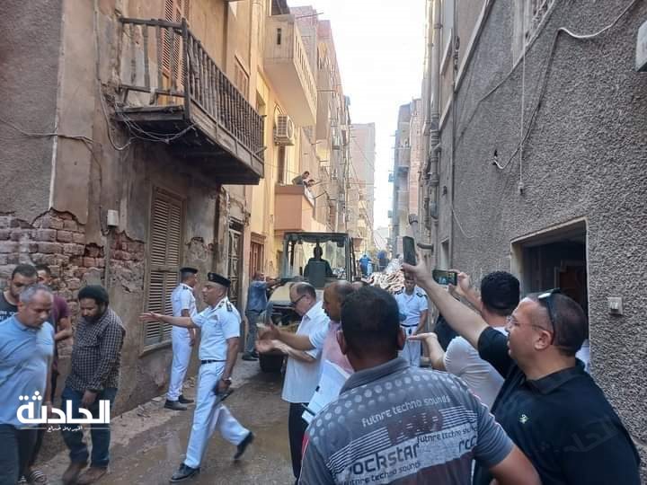 جهود البحث عن مفقودين اسفل أنقاض عقار أسيوط المنهار