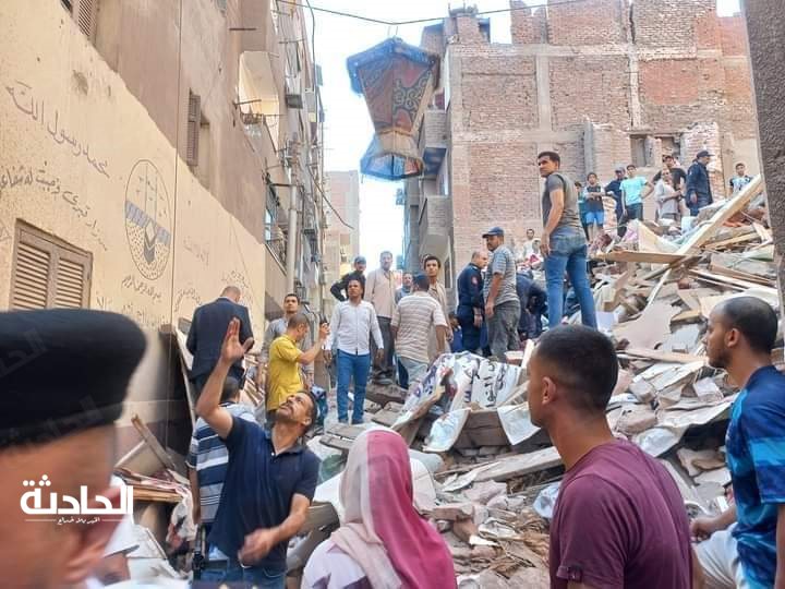 جهود البحث عن مفقودين اسفل أنقاض عقار أسيوط المنهار