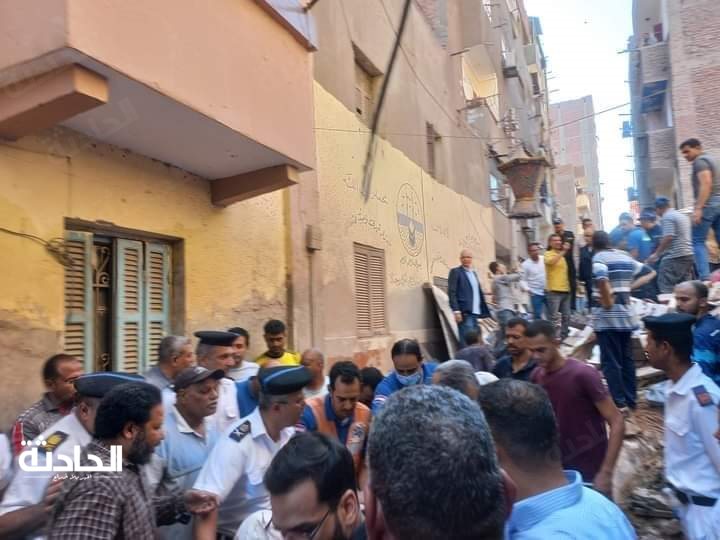 جهود البحث عن مفقودين اسفل أنقاض عقار أسيوط المنهار