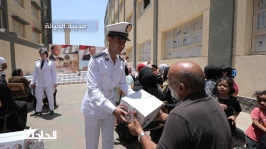 قوافل إنسانية لتوزيع الهدايا