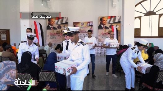قوافل إنسانية لتوزيع الهدايا