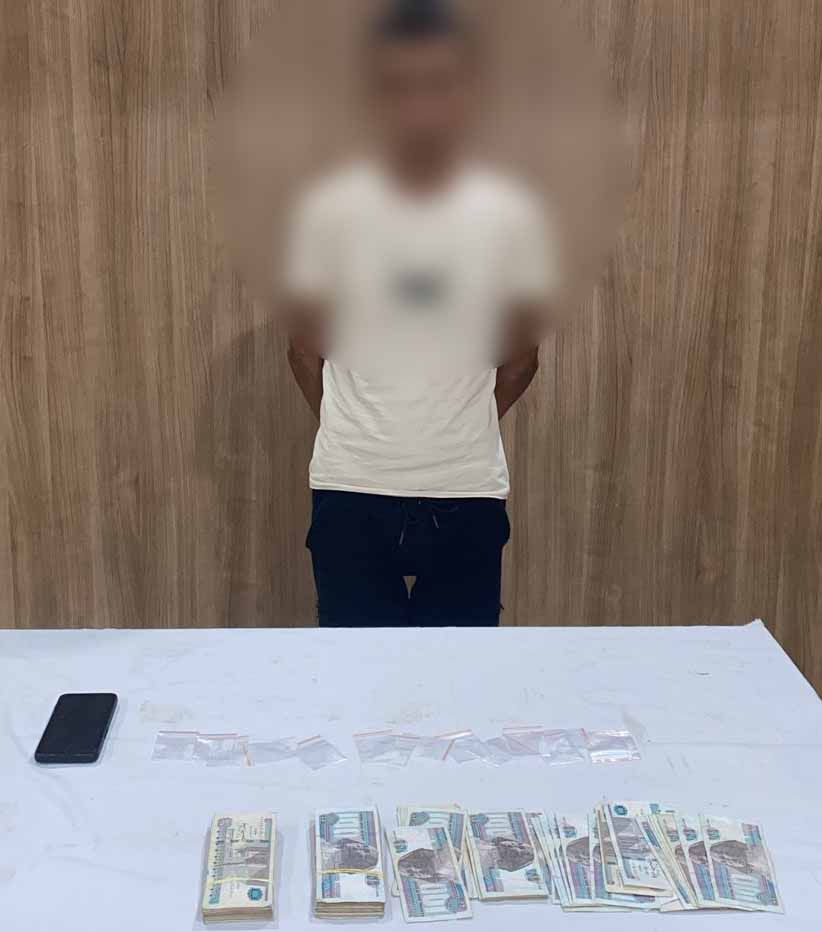 أحد المتهمين بحوزته المخدرات