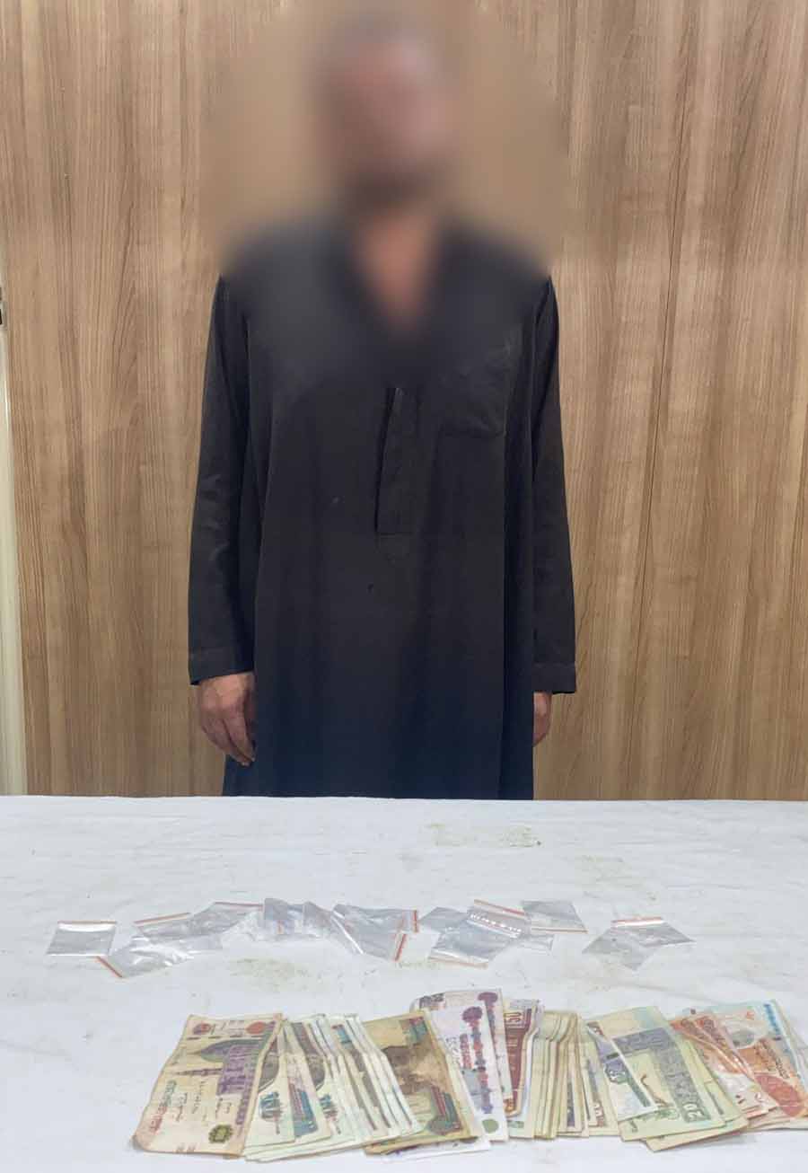 أحد المتهمين بحوزته المخدرات