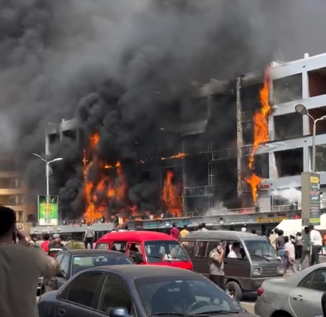 نشوب حريق هائل في مول تجاري بالعبور