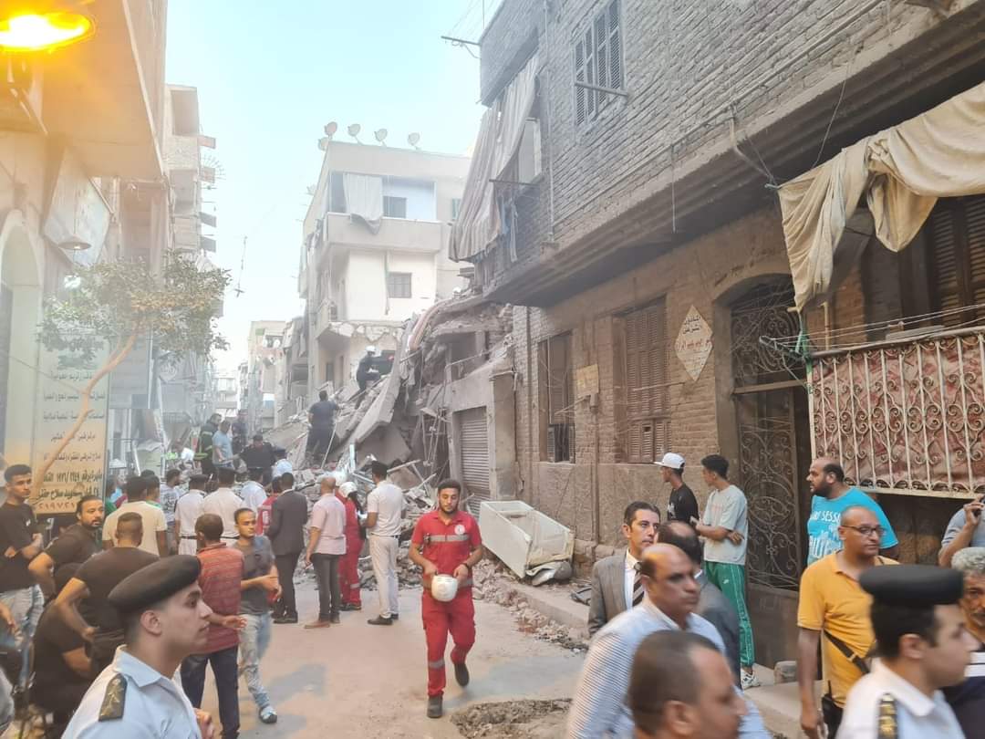 عقار شبرا مصر المنهار