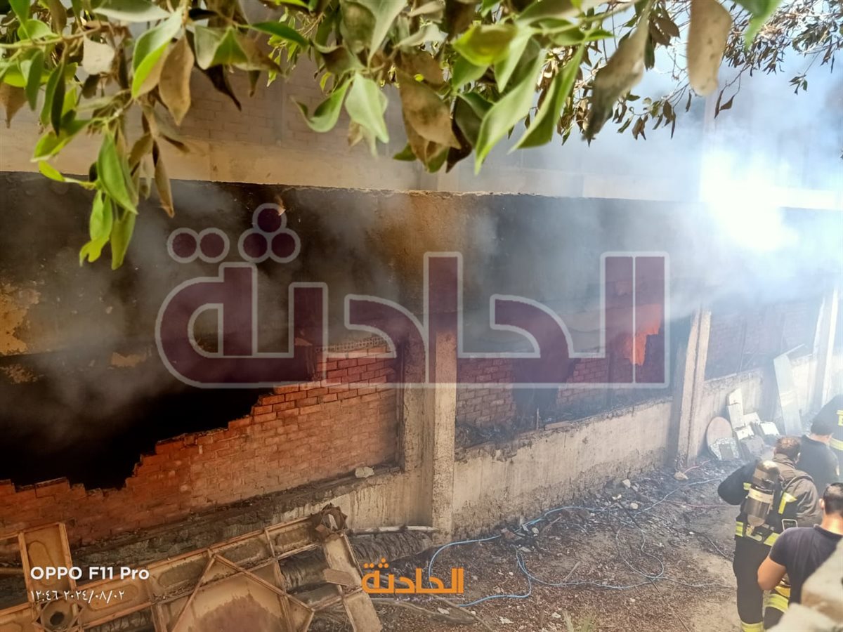 نشوب حريق هائل بورشة خشب ومصنع كابلات بالهرم