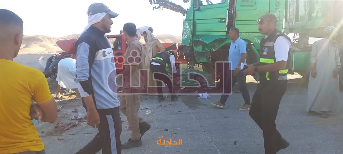 حادث تصادم ميكروباص وسيارة نقل قبل بوابة حلوان