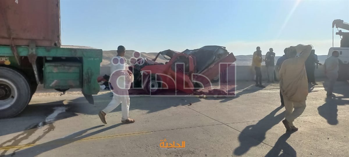 حادث تصادم ميكروباص وسيارة نقل قبل بوابة حلوان