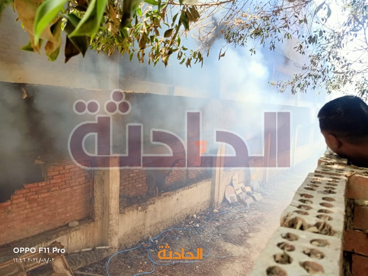 نشوب حريق هائل بورشة خشب ومصنع كابلات بالهرم