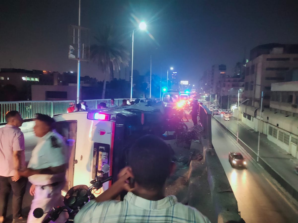 انقلاب اتوبيس أعلى كوبري فيصل