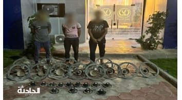 سرقة أسلحة وأعمدة إنارة وسيارات